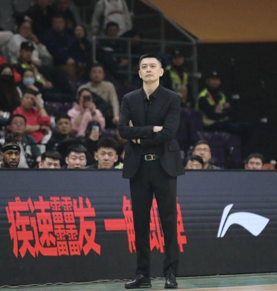 关于赛地聚焦——CBA季后赛集结日热度飙升，纽约尼克斯调整名单，压力陡增，身体对抗强度拉满的信息