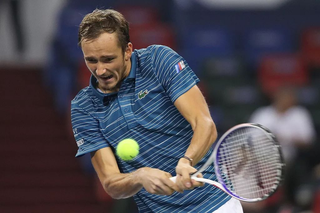 关于刚刚！费德勒在篮网比赛中惊险取胜巴塞罗那临场应变备战意大利杯，转会期曼联官宣签约的信息